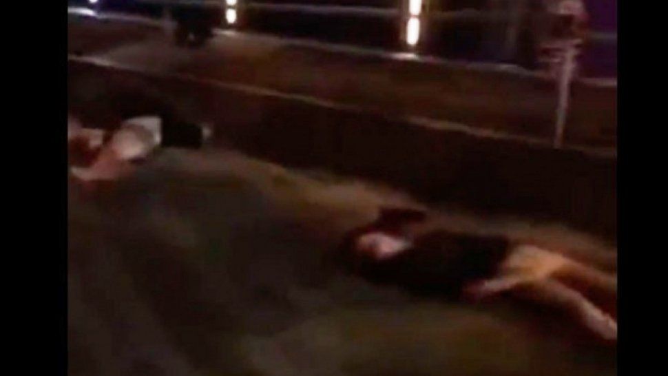 Tenían sexo en plena ruta y se los llevó puestos un auto: murieron