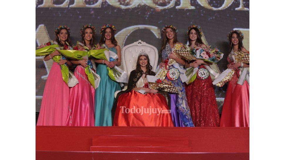Tamara Navarro junto a su corte