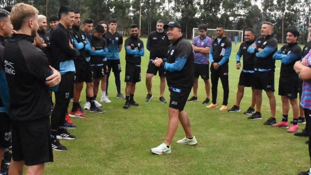 El técnico Marcelo Vázquez en la charla con el plantel.&nbsp;