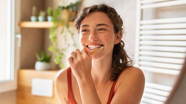 Los trucos para evitar tener los dientes amarillos, según los expertos. Los trucos para evitar tener los dientes amarillos, según los expertos.