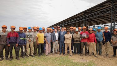 Carlos Sadir junto a los obreros.