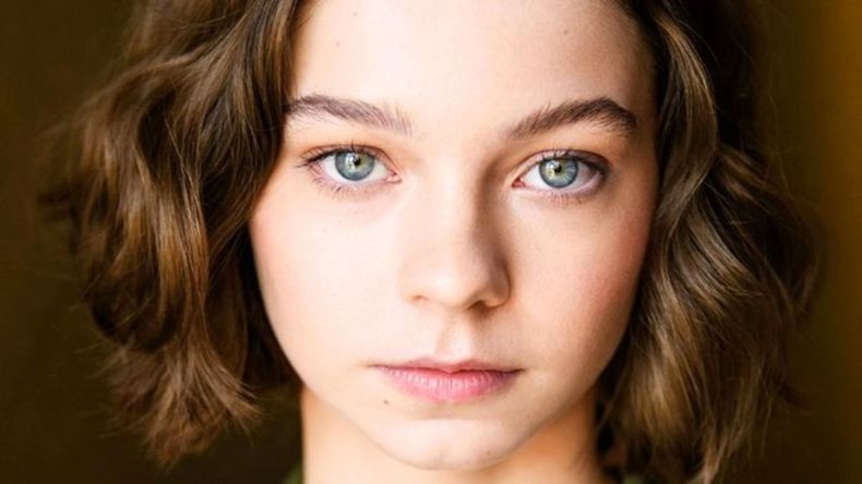 Asesinato para principiantes está protagonizada por Emma Myers.