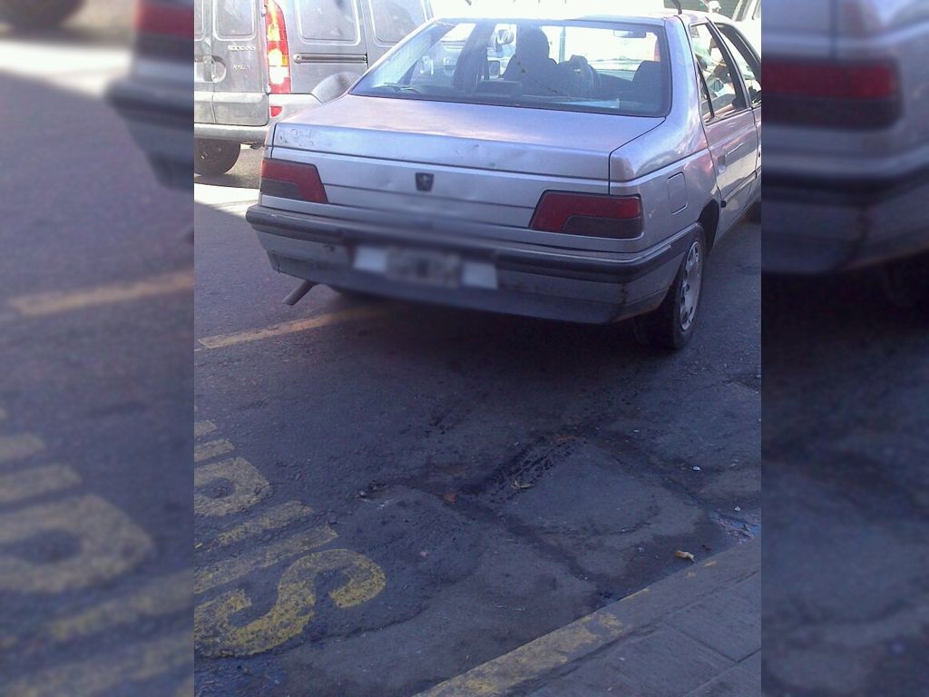 Vehículo estacionando en la parada