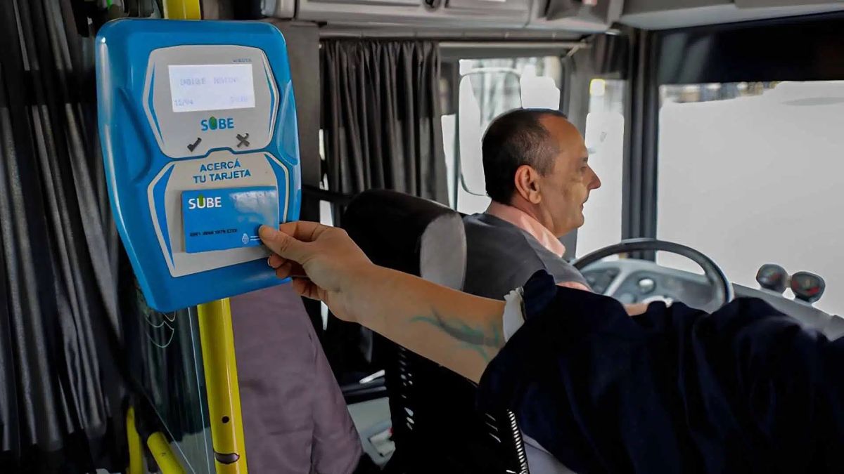 Descuentos del 55% para viajar en colectivos y trenes: quiénes se benefician con la SUBE.