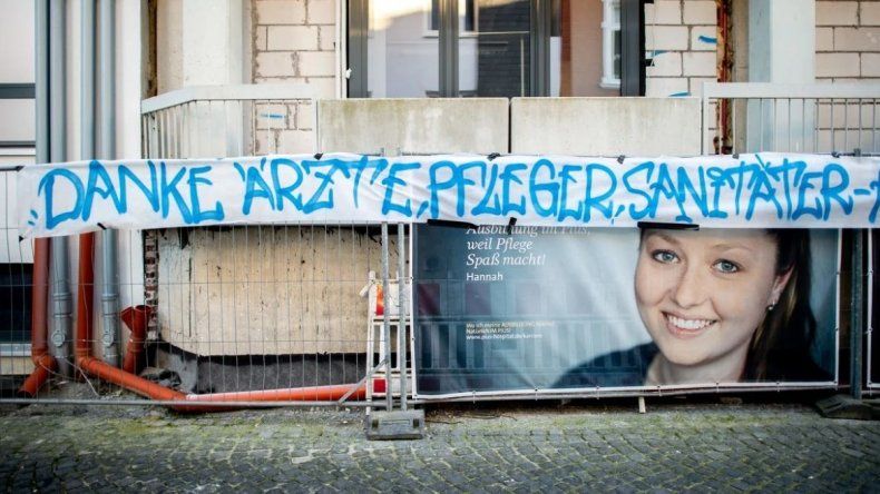 Un cartel en la ciudad de Oldenburg, en Alemania, agradece su trabajo a los profesionales sanitarios en la contenci&oacute;n del coronavirus&nbsp;
