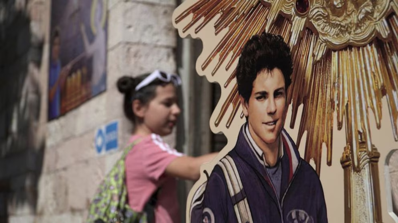 La anterior fecha prevista para la canonización de Carlo Acutis, beatificado en Asís el 10 de octubre de 2020, era el 27 de abril, coincidiendo con el segundo domingo de Pascua y el Jubileo de los Adolescentes.
