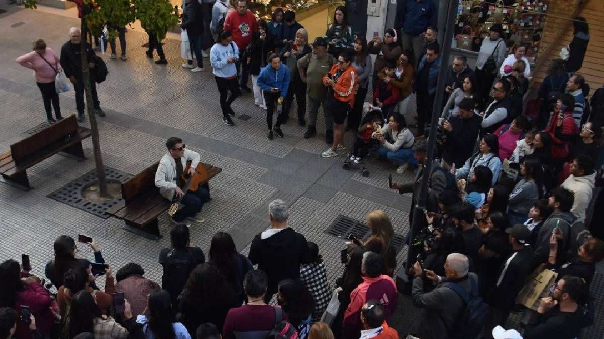 En Tucumánun popular cantante argentino sorprendió con un show callejero