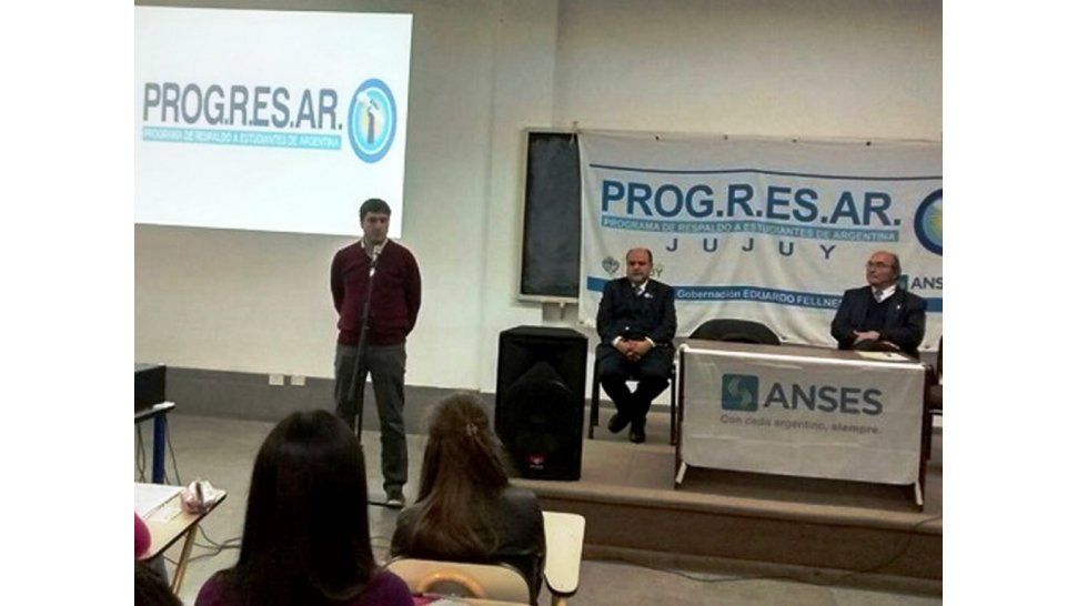 Lanzamiento en la UCASAL