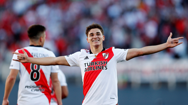Julián Álvarez hizo un golazo y puso el 1 a 0 para River Plate.
