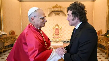 javier milei se reunio con el papa leon xiv quien  le confirmo que visitara la argentina