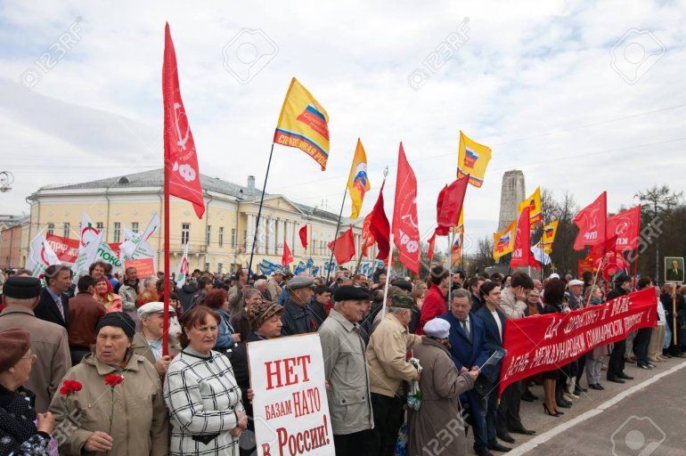 13669098-vladimir-rusia-01-de-mayo-los-ciudadanos-están-participando-en-la-marcha-de-mayo-de-evento-del-día-inter.jpg