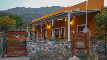 Chicoana se ubica a solo 40 kilómetros de la ciudad de Salta. Chicoana se ubica a solo 40 kilómetros de la ciudad de Salta.