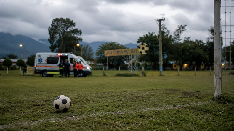 Murió un hombre en el fútbol de veteranos en Palpalá - Imagen creada con IA&nbsp;