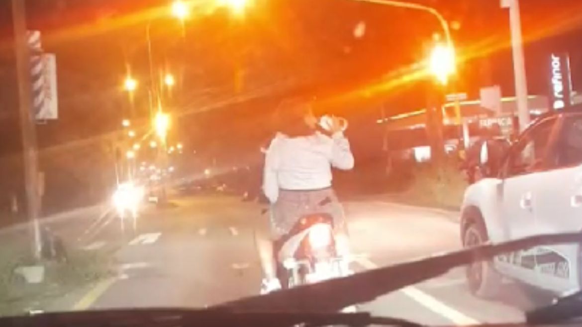 inconsciencia sobre dos ruedas en jujuy: iban en moto sin casco y tomando alcohol