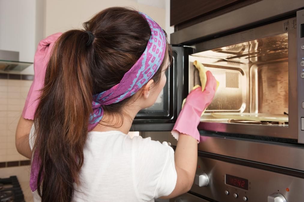 Los mejores consejos para limpiar bien el microondas del hogar.&nbsp;