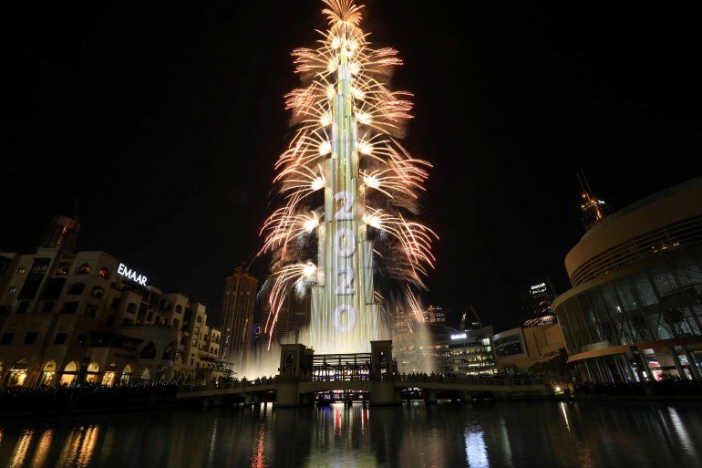 As&iacute; luci&oacute; el rascacielos Burj Khalifa, el edificio m&aacute;s alto del mundo, en las celebraciones de A&ntilde;o Nuevo en Dubai (REUTERS Christopher Pike)