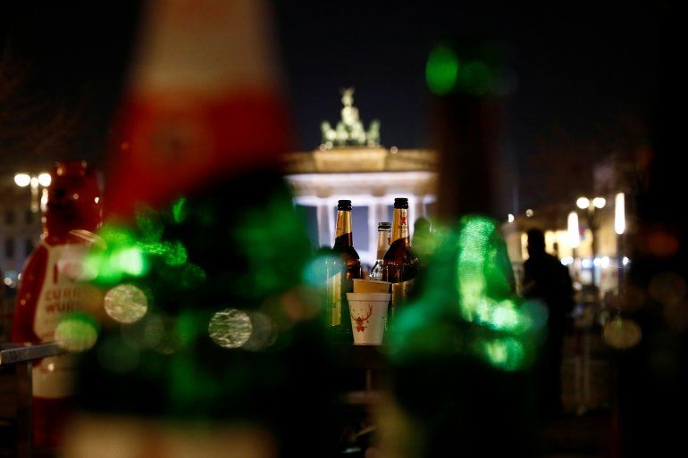 Botellas vac&iacute;as frente a la Puerta de Brandenburgo en Berlin (REUTERS Michele Tantussi)