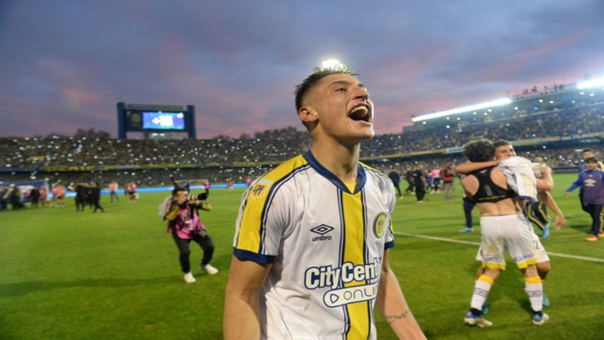 Rosario Central transfirió al centrodelantero Alejo Véliz a Tottenham Hotspur.