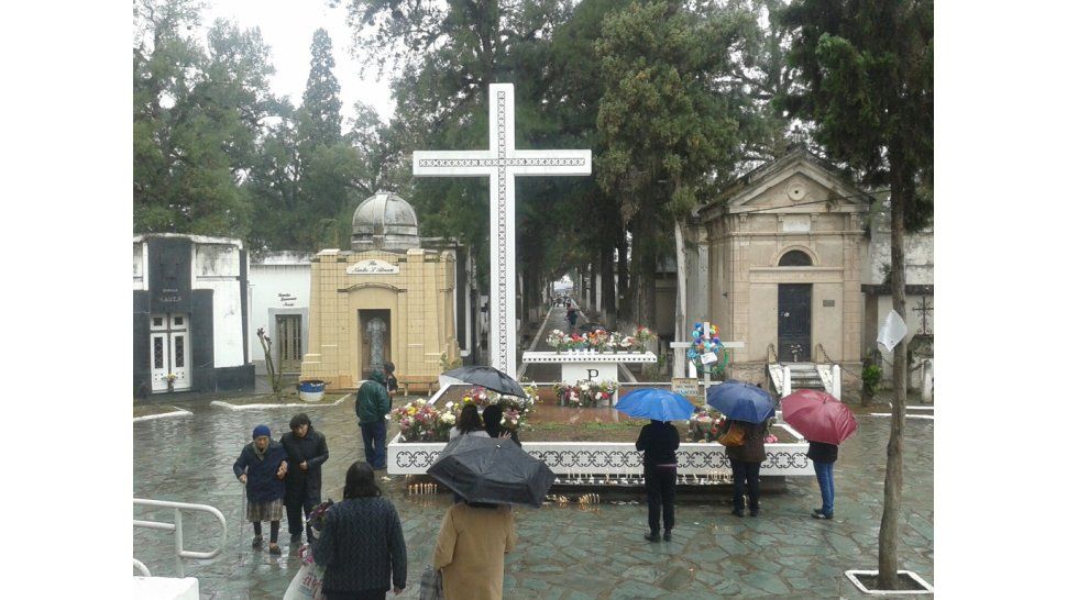 Cementerio en día de los fieles difuntos