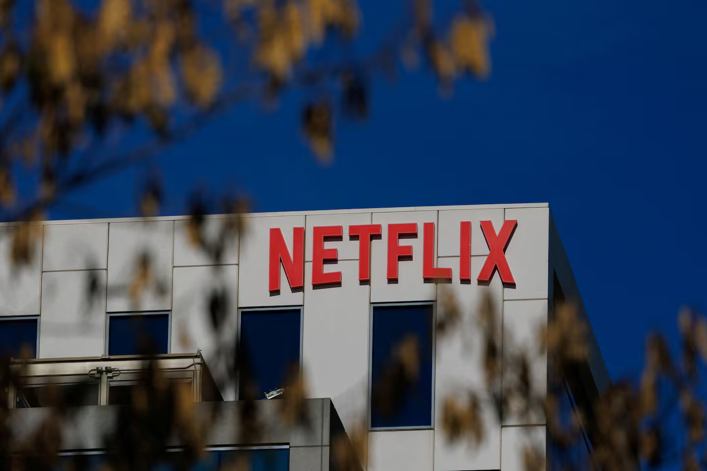 netflix compra warner bros y hbo max y sacude a hollywood con un acuerdo historico