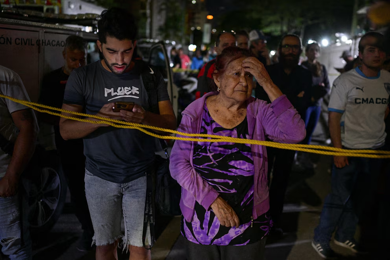 Personas en los alrededores de un edificio que colapsó en Caracas (REUTERS/Gaby Oraa)