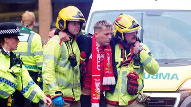 Un auto atropelló a hinchas del Liverpool que festejaban el título en la Premier League.