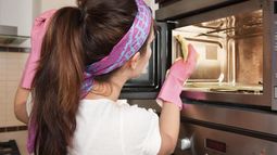 Los mejores consejos para limpiar bien el microondas del hogar.&nbsp;