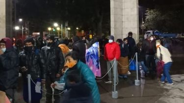 Filas para atención en el Hospital Materno Infantil Héctor Quintana.