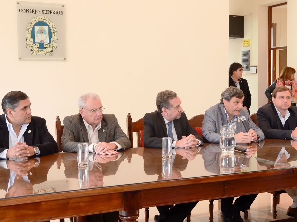 Debate en la UNJu