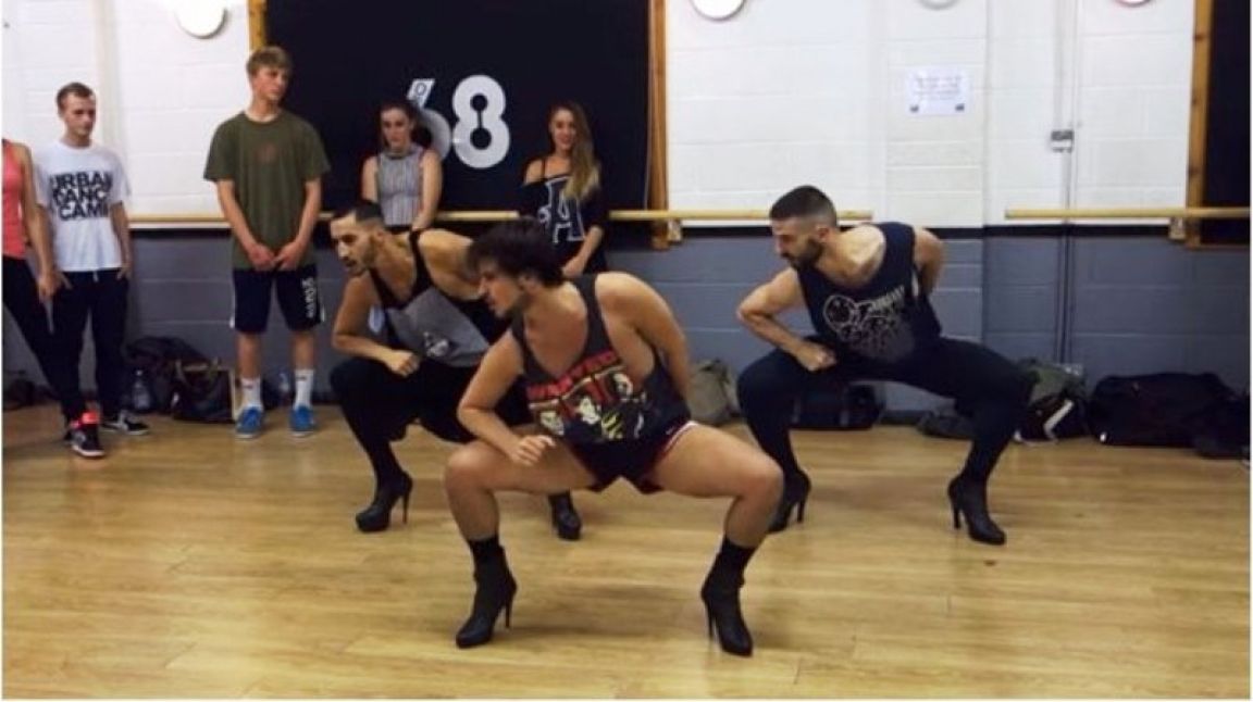 hombres bailando en taco