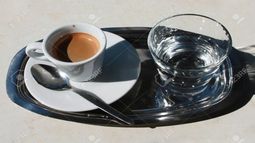 Recomiendan que si se toma agua junto a una infusión de café esta debe ser agua natural.