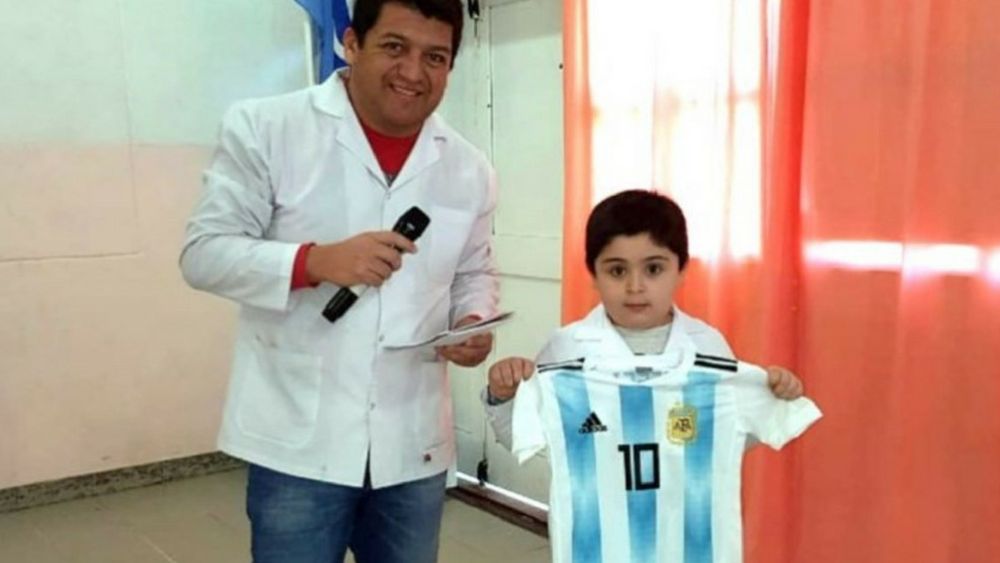¡Hay tanto para aprender de los niños! Ganó una camiseta de Messi y la donó a otro nene