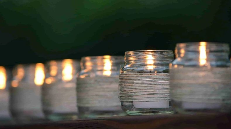 Reciclaje: convertí envases de vidrio que ya no usás en hermosas lámparas para tu jardín