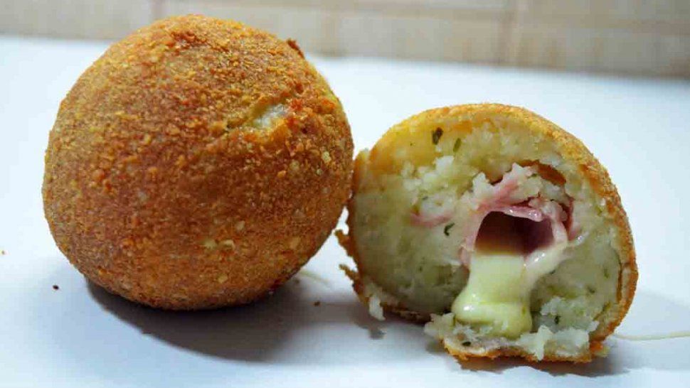 ¡Qué rico! Bombas de papas rellenas con jamón y queso