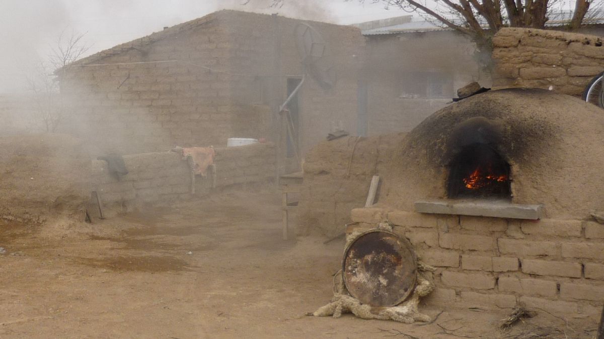 Calentando el horno para cocinar el pan. Puna de Jujuy. - Foto: CONICET y UNJu