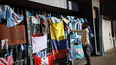Fanáticos rosarinos crearon un altar en homenaje a Jorge Messi frente a su casa