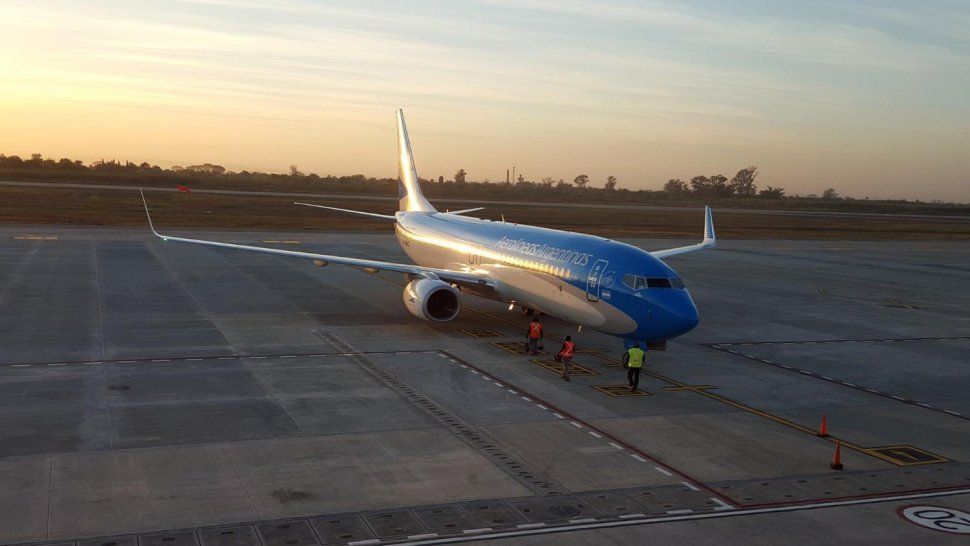 tucuman: un avion aterrizo de emergencia despues de ser impactado por un rayo