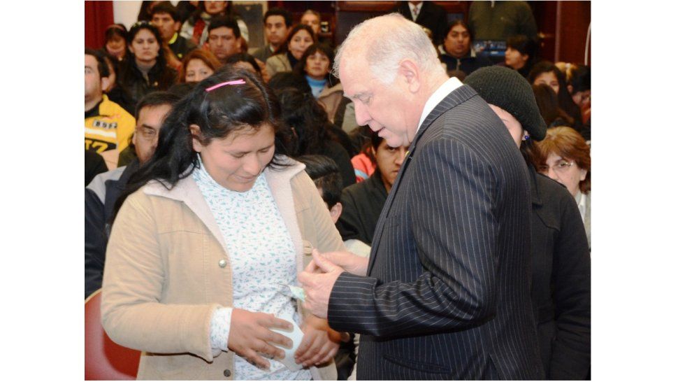 Entrega de becas a estudiantes