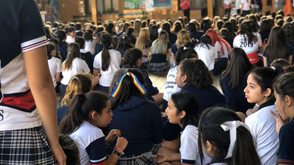 Discriminación en un colegio: dos chicas se besaron y llamaron a los padres 