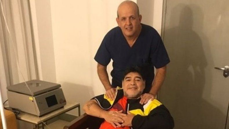 Preocupación por la salud del Diego: Hay que ponerle prótesis en las rodillas