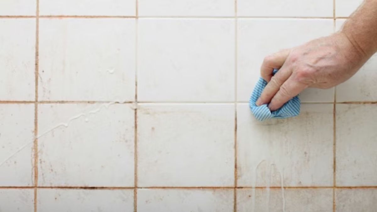 El truco casero para dejar impecables los azulejos del baño sin gastar de más.
