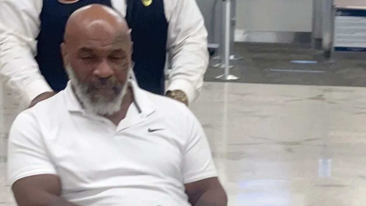 Mike Tyson generó preocupación: apareció en silla de ruedas y con bastón.