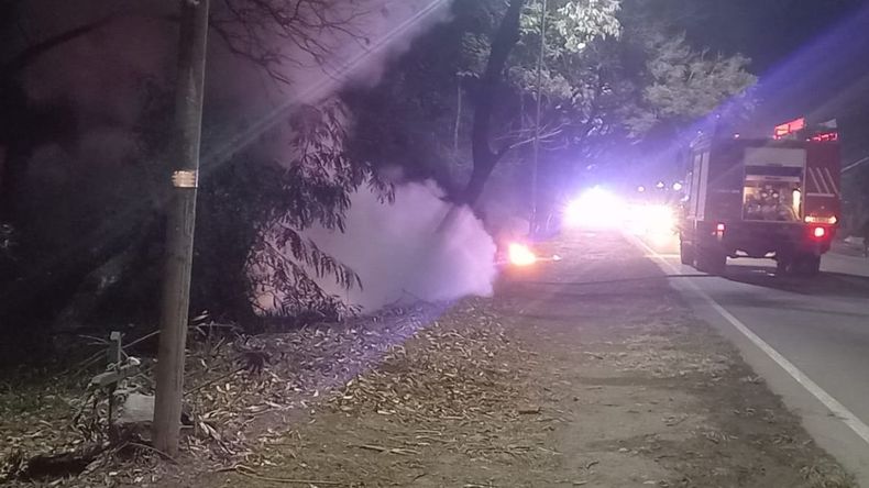 Fuerte incendio y accidente vehicular en Monterrico
