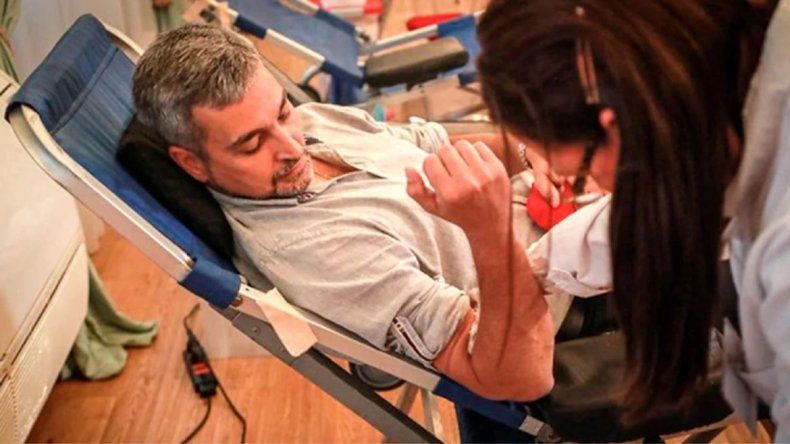 El presidente paraguayo Mario Abdo Ben&iacute;tez durante una campa&ntilde;a de donaci&oacute;n de sangre.&nbsp;