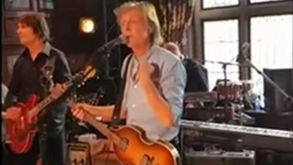 Paul McCartney sorprendió con un show sorpresa en un pub de Liverpool