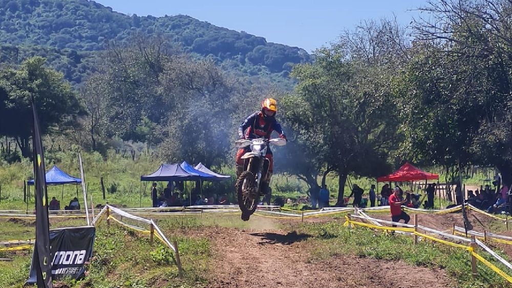 Con gran convocatoria de pilotos y público, culminó en Jujuy la segunda fecha del Campeonato del NOA de Enduro, que se desarrolló durante dos jornadas en el circuito de Juan Galán. Con gran convocatoria de pilotos y público, culminó en Jujuy la segunda fecha del Campeonato del NOA de Enduro, que se desarrolló durante dos jornadas en el circuito de Juan Galán.
