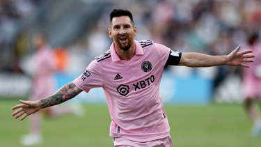 Sale a subasta la primera camiseta que vistió Lionel Messi en Rosario