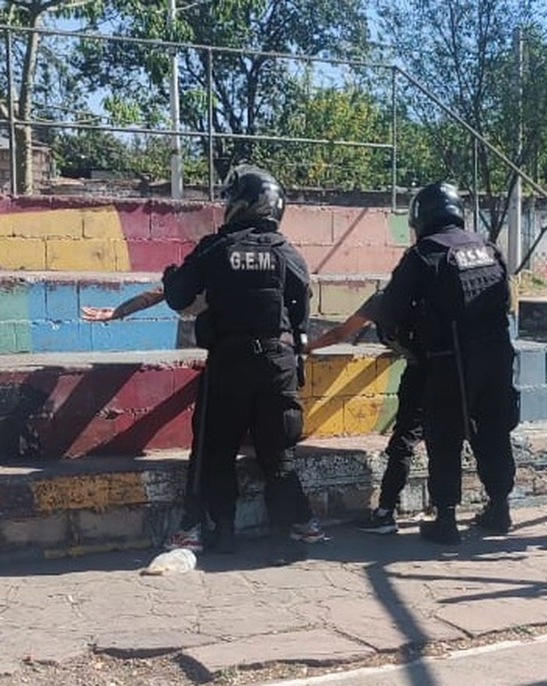 Detienen a dos hombres