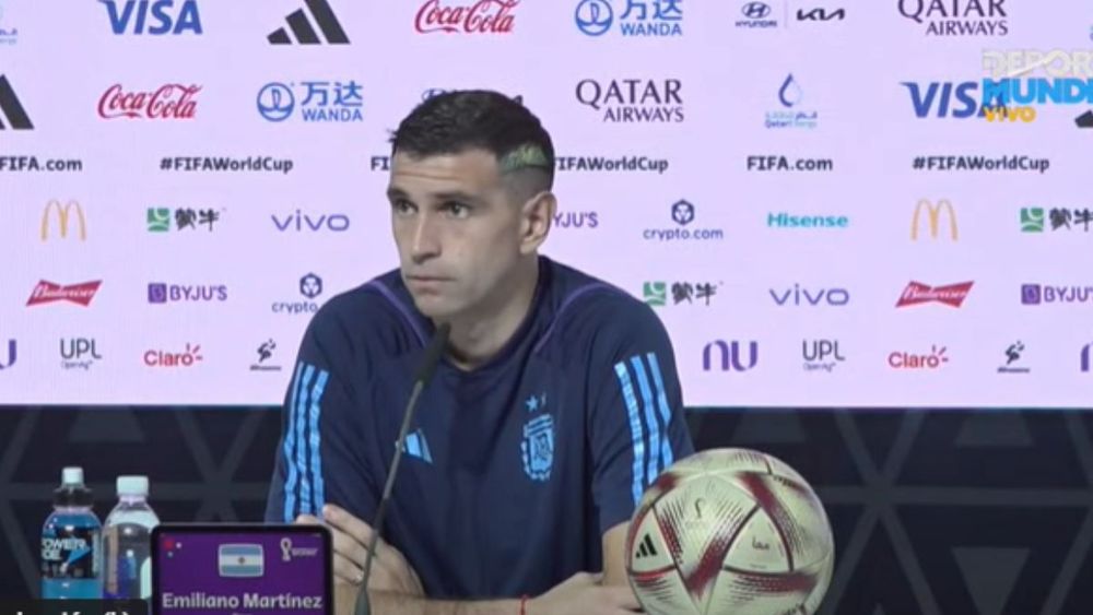El Dibu Martínez fue a la conferencia previa a la final entre Argentina y Francia y remarcó la figura de Messi en este mundial.