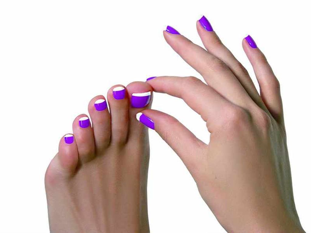Uñas de manos y pies pintadas